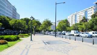 海に向かって下る大通り