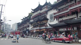 にぎやかなショッピング街