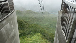 黒部湖に向かって下りていく