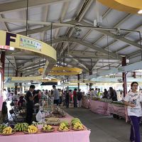 ホテル前の市場