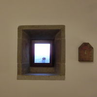 小窓からギマランイスが一望できる