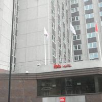 駅から近くバス停も目の前の大型ホテルです。