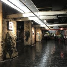 あまりお店は空いてない