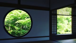 丸い悟りの窓と四角い迷いの窓からの景色は素晴らしい