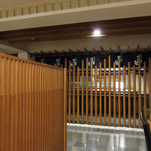 小上がり席の反対側には寿司カウンター