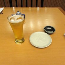 フルサービスのお店、ビールも女の子たちが注いでくれます