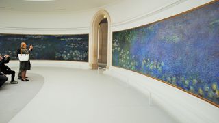 元々はナポレオン３世が造ったテュイルリー宮殿のオレンジ温室であったため、オランジュリーが美術館の名前になっています。