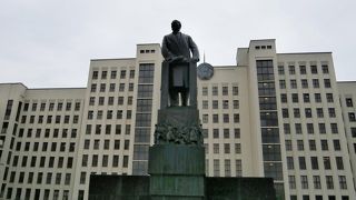 広大なネザレージナスツィ広場に立つレーニン像