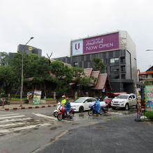 フアイゲーオ通り側の入口、角のアマリホテル跡地は再開発中です