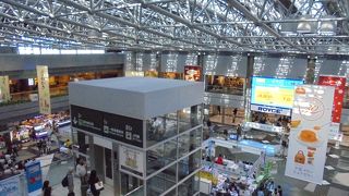 お土産選びはここ（新千歳空港）