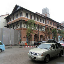 建設中の…ショッピングビルかな？