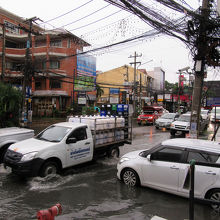 昔から、雨には弱い通りです