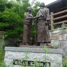 道路から降りた河川敷に建つ