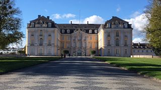 デュッセルドルフとボンの間の宮殿