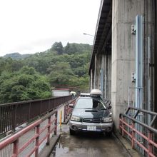 ダム天端は車で通行可能、但し狭いです