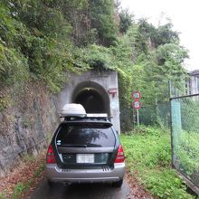 ダム右岸にあるトンネルも非常に狭路（対面通行です）