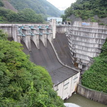 頂上ゲートから放水されれば建物上を駆け下り豪快にジャンプ