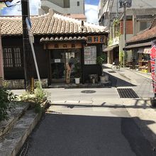 沖縄らしい雰囲気の外観