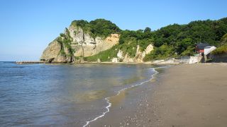 隠れたようにあるビーチ