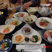 夕食。追加がたくさんきた。