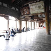 壁がなく吹きさらしです