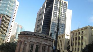 街の中にひっそりと建つ建造物