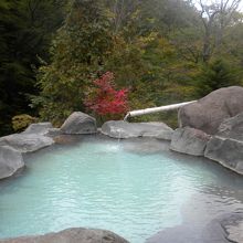 男性用露天風呂は手白沢の渓流に面していて眺望抜群