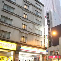 ホテル横から。セブンイレブンの奥が小さなロビー