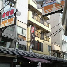 交差する路地の商店街にも河童が一杯です