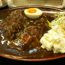 黒い肉カレー。コスパを求め、山盛りに。