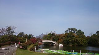 広々として整備された公園。ボートや遊覧船で大沼湖と駒ヶ岳の景色を楽しめる。