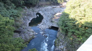 高津戸公園内にある人道橋