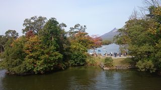 いくつも浮かんでいる小島を渡り、小島と駒ヶ岳と湖の見事な景色を堪能できます。