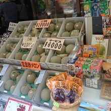 富良野メロン等の野菜果物、イカめし等の魚介類が並んでます。