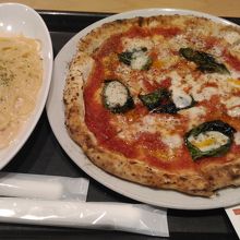 ピザとハーグパスタのセットが980円