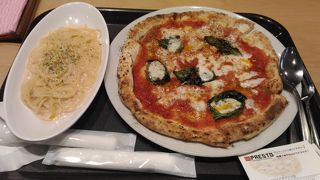 ピザ窯で焼き立てのピザがおいしい