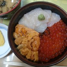 元祖函館巴丼。新鮮なイクラ、ホタテ、ウニがキレイ♪