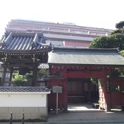 立派な鐘楼や小柄ながら赤門がある寺院です