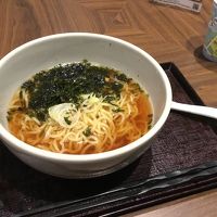 サービスで提供される夜鳴きそばこと、醤油ラーメン