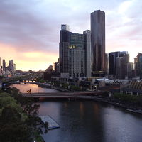 部屋から見たヤラ川の朝焼け