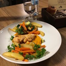 ローストチキンのパンプキンクリームソース、野菜添え