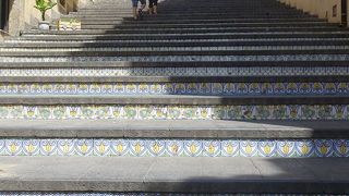スカーラ（大階段）のタイルが楽しい陶器の街
