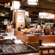 ボトルキープも多く、地元民に愛されてる感じでした。