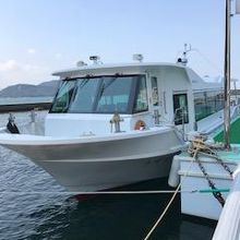 小さい船ですが、大勢乗ります。