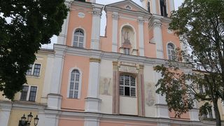 市庁舎広場に面したパステルカラーの教会