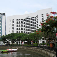 サワラク川沿いに建つ大型ホテルです