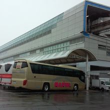 到着ロビーからもすぐに分かります。