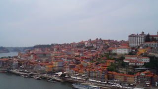 ドンルイス1世橋の上や、ヴィラ・ノヴァ・デ・ガイア地区から眺めることが出来る、趣のある歴史地区