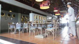 奥の席の方が落ち着きます