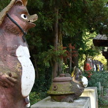 参道に並ぶタヌキの像